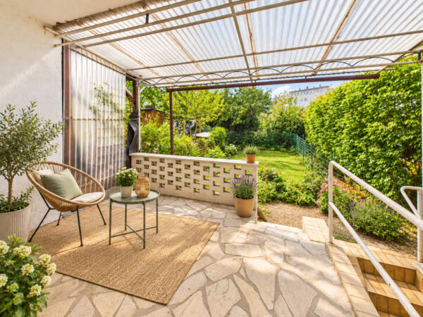 Terrasse mit Blick in den Garten
