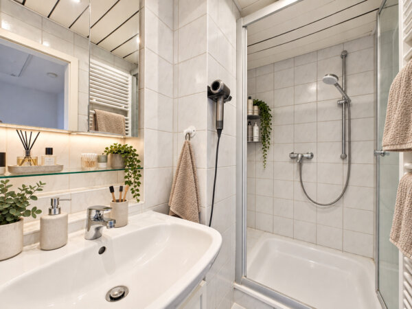 hellgefliestes Badezimmer