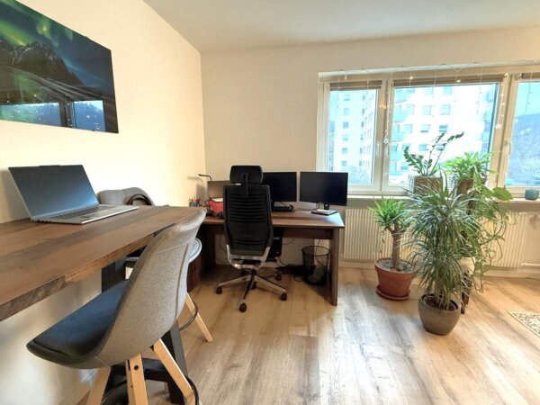 offener Home-Office-Bereich im Wohnzimmer