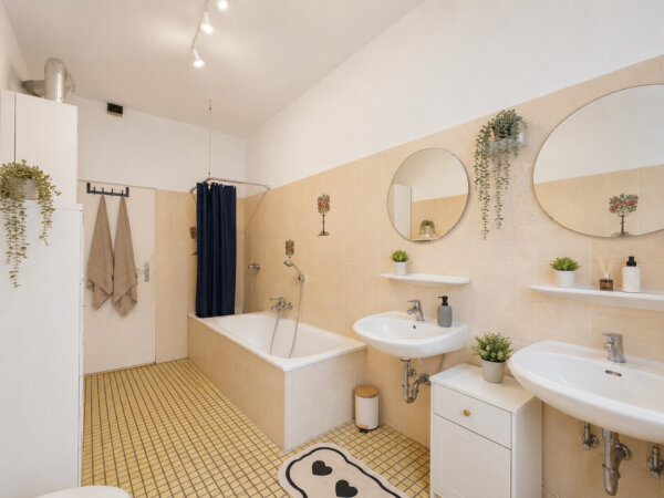 großzügiges Badezimmer mit Badewanne und separater Dusche für maximalen Komfort