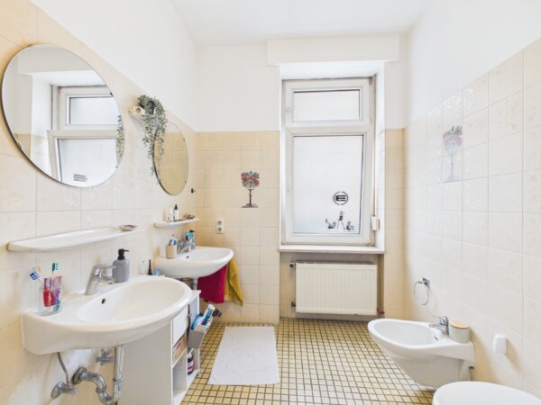 Bad mit zwei Waschbecken und Bidet