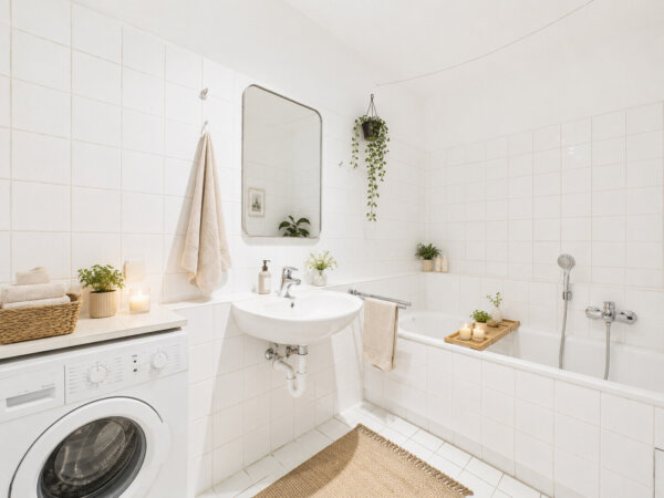 Badezimmer mit Badenwanne inkl. Waschmaschinenanschluss