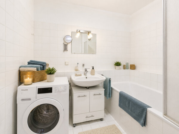 Bad mit Badewanne und Waschmaschinenanschluss