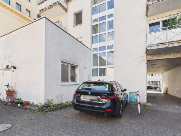 Freiplatz direkt vor dem Haus!