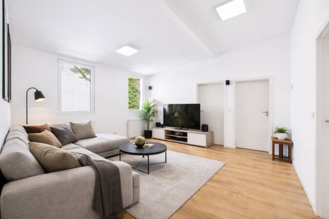 lichtdurchfluteter Wohnraum