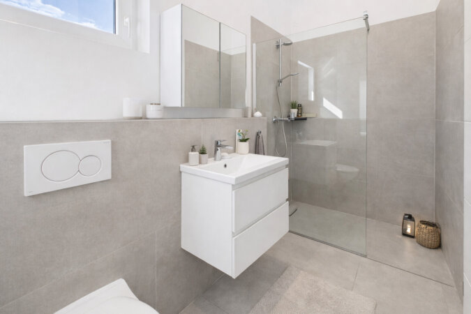 Tageslichtbad mit begehbarer Dusche