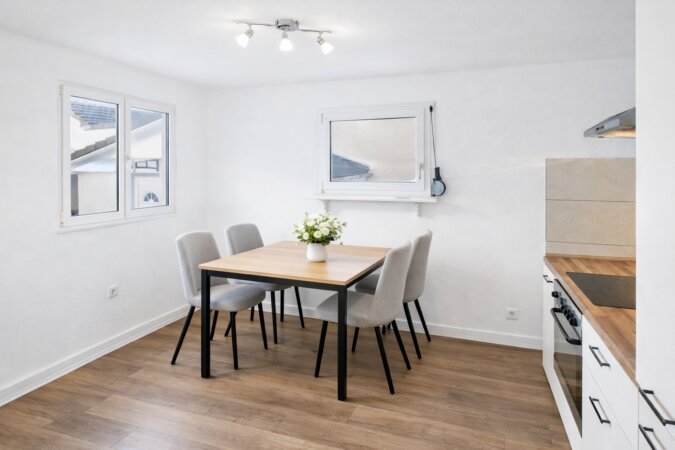 große Küche mit Platz für Essbereich