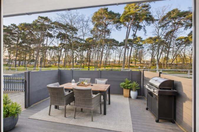 wunderschöne und große Terrasse mit Blick ins Grüne