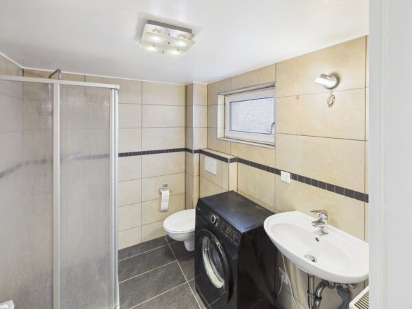 Tageslichtbad mit Regendusche