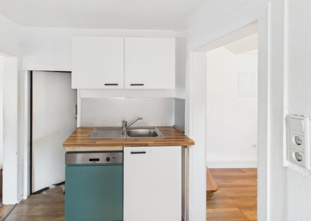 separater Spülbereich mit Waschbecken und Spülmaschiene für maximalen Komfort