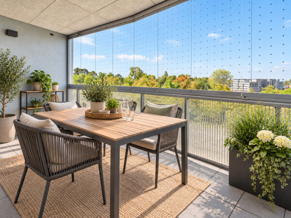 geschützter Westbalkon mit praktischen Lärmschutzglasflächen