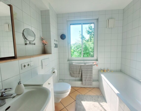 Tageslichtbad mit Badewanne und Dusche