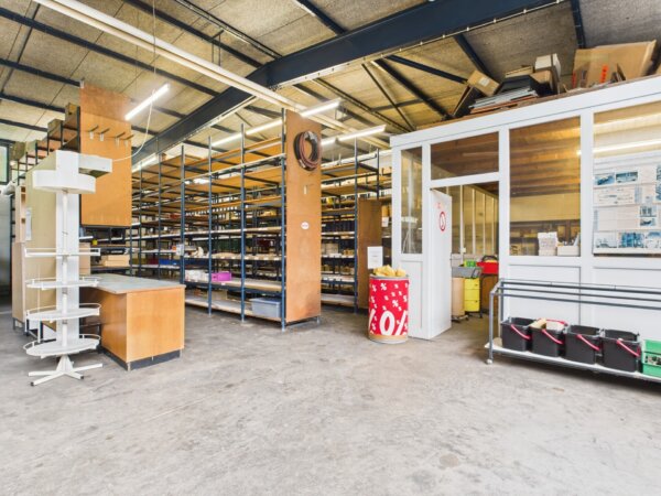 Lagerhalle mit Büro