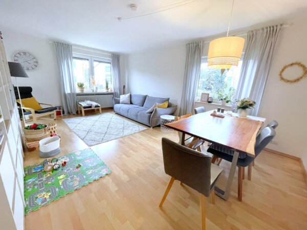 lichtdurchflutetes Wohnzimmer