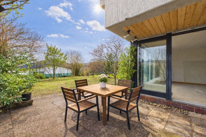 KI möbliertes Bild - entspannte Stunden im Grünen