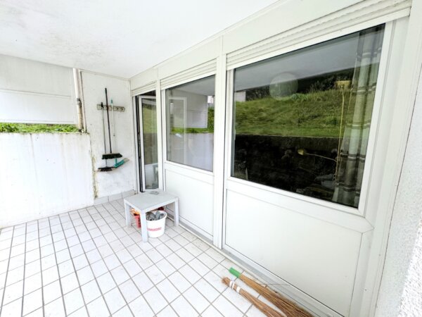 viel Licht durch große Fenster