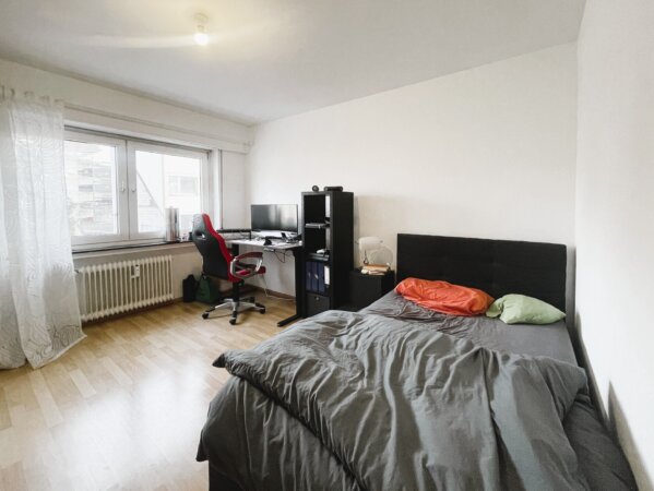 großzügiges Schlafzimmer