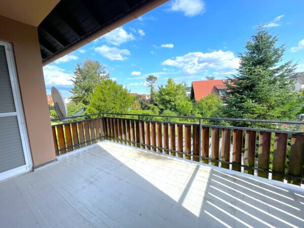 sonnengefluteter Balkon mit Blick auf den Garten