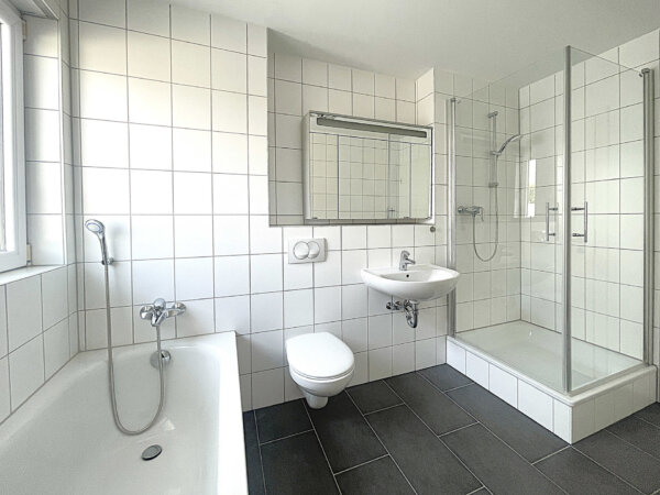 Tageslichtbad mit Dusche und Badewanne