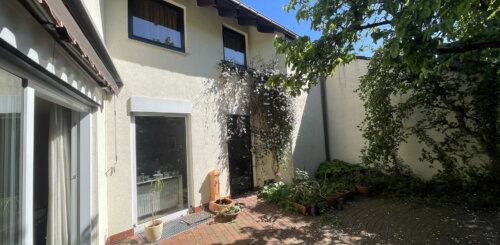 Exklusive Doppelhaushälfte mit Galerie und großem Grundstück in Laubenheim