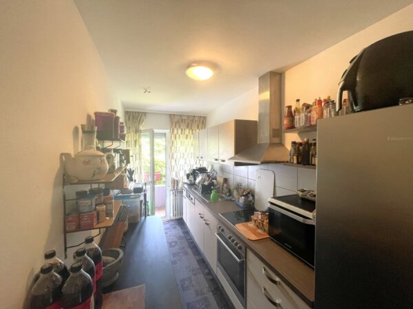 helle Küche mit Ausgang zum Balkon