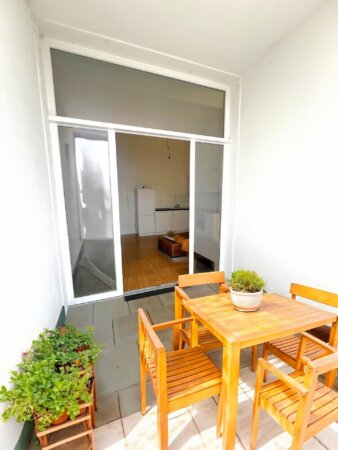 Blick-von-der-Loggia-in-den-Wohnbereich 