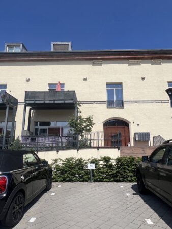 Außenansicht Eingangsbereich mit Rampe