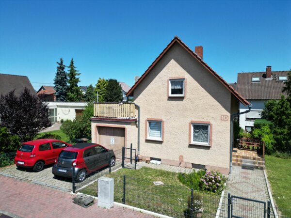 Garage und 2 Außenstellplätze