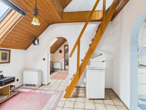 DG - Aufgang zum Spitzboden