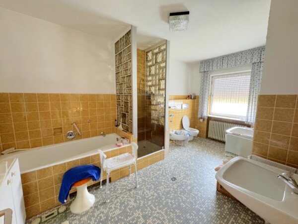 großes Badezimmer im 1. OG