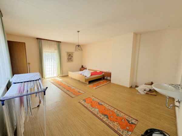 helles Schlafzimmer mit Balkonzugang