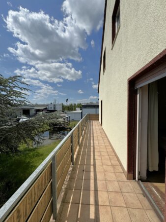 L-förmiger Balkon
