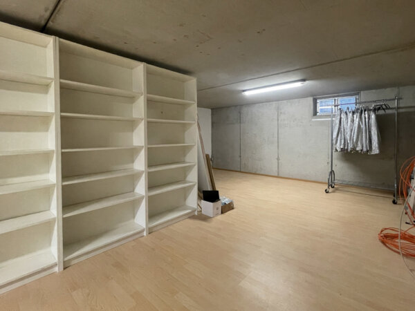 großer Keller mit Laminatboden