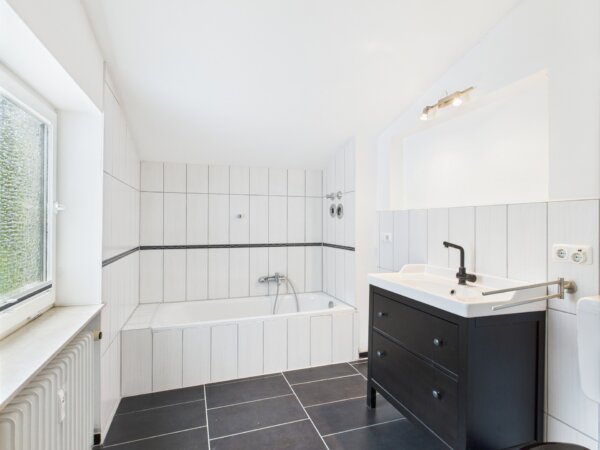 Tageslichtbad mit Badewanne und Dusche