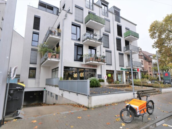 direkt neben der Apotheke