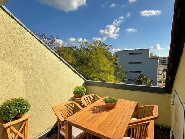 charmante Süd-Loggia mit Ausblick