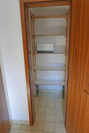 zwei praktische Vorratsschränke