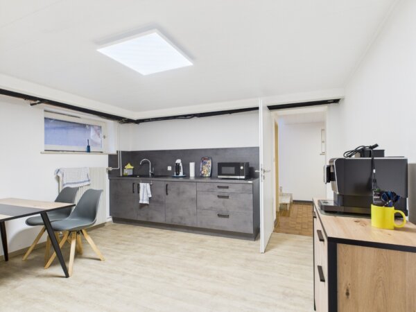 Aufenthaltsraum mit Küchenzeile