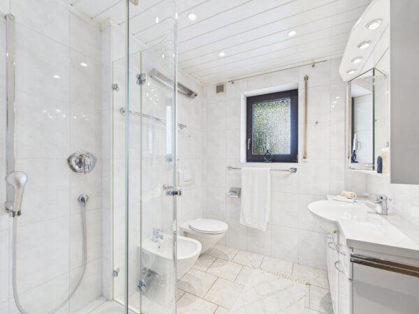 großes Badezimmer im EG