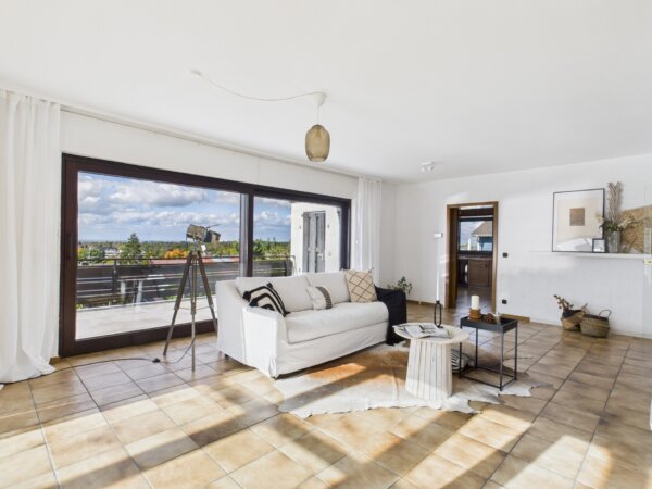 Wohnzimmer mit Zugang zur Terrasse