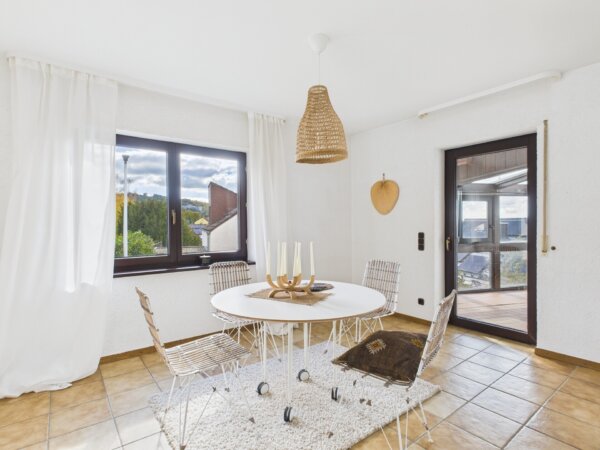 helles Esszimmer mit Zugang zum Wintergarten