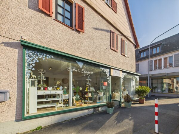 große Schaufensterfront-optimal für Werbung