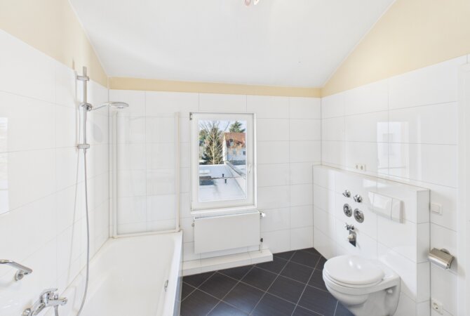 Tageslichtbad mit Badewanne für maximalen Komfort