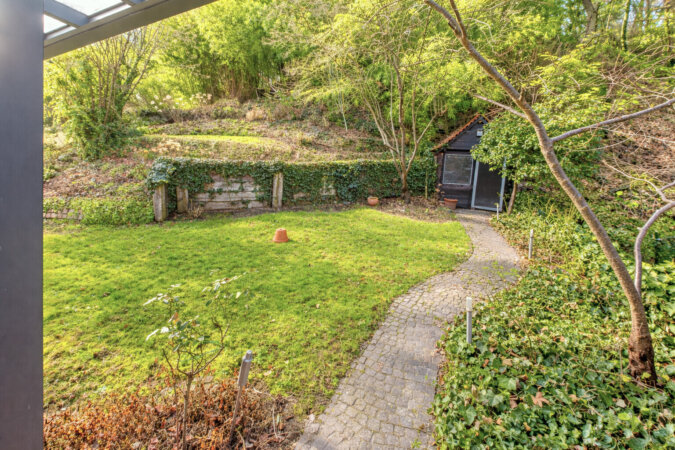 idyllisch eingewachsener Garten