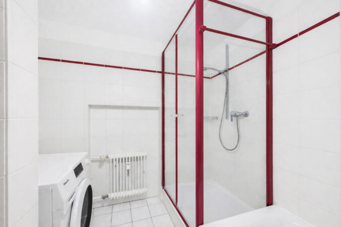 Waschmaschinen-Anschluss mit separater Dusche und Badewanne