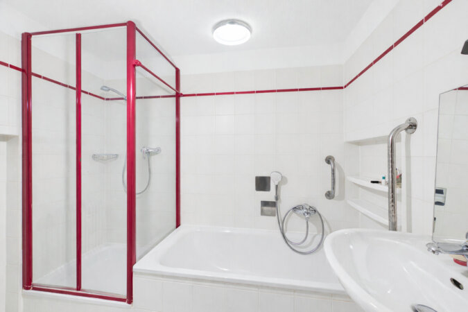 geräumiges Badezimmer mit separater Dusche und Badewanne