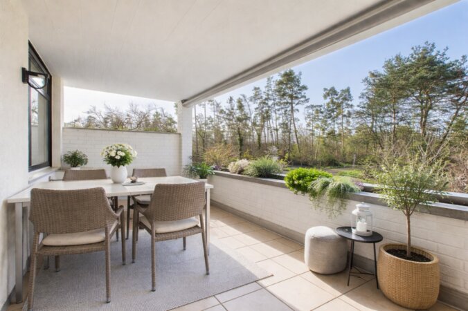 sonnige Süd-Loggia mit Blick in den Garten