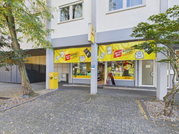 Ansicht Schaufenster mit Besucherparkplätzen