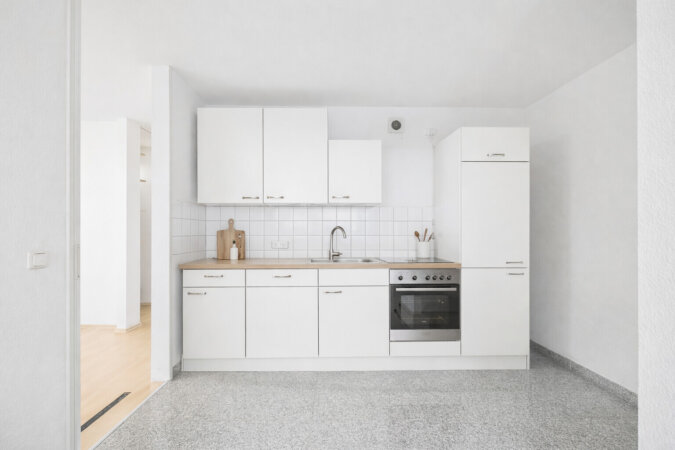 separierter Küche mit Einbauküche inklusive