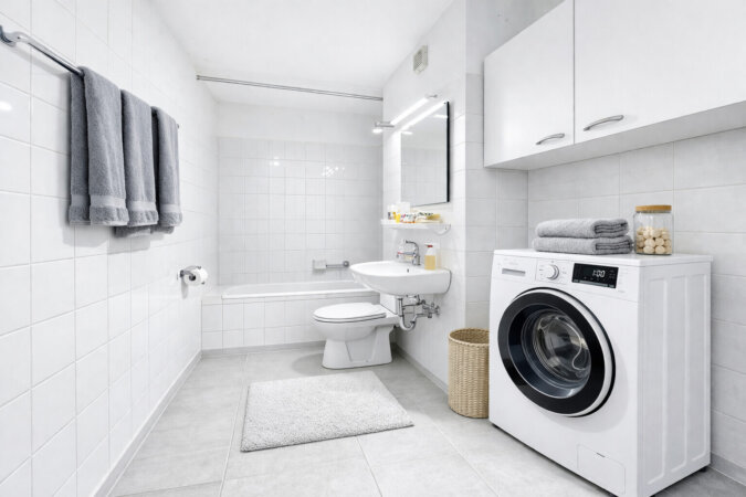 komfortabeles Badezimmer mit Badewanne und Waschmaschinen-Anschluss